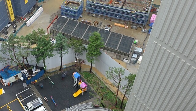 ◇8일 내린 비로 원주의 A 아파트 놀이터 외곽에 물이 고였고,이 물이 아파트 지하 전기실까지 흘러들어 주민들의 안전사고 우려도 컸다.