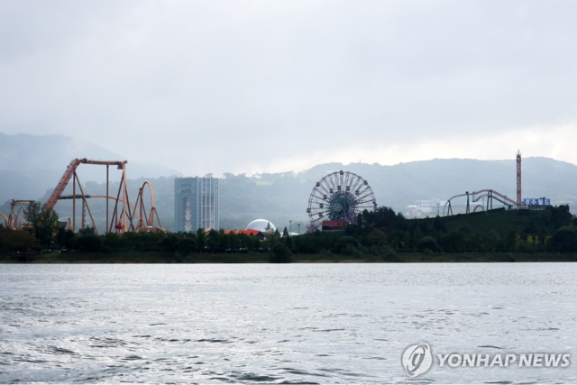 <b>경주월드</b> 대형 관람차서 빈 객차 추락…승객 5명 병원 진료 후 귀가
