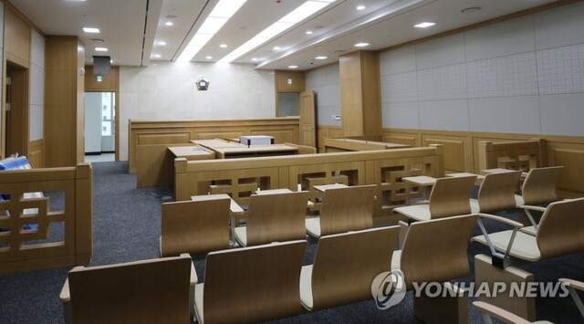 어린 두 딸 태우고 만취상태로 난폭운전하다 20대 오토바이 운전자 치어 숨지게 한 30대 징역 12년