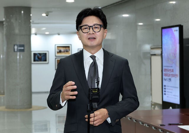 [속보] 한동훈 “안규백 병적기록, 혹시 ‘탈영보다 더 심한 내용’인가”