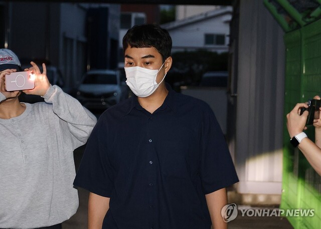 ◇아동 성매매 혐의를 받는 최영중 전 청주시의원이 청주 청원경찰서에서 피의자 신분으로 소환돼 조사를 받은 뒤 27일 새벽 청사를 빠져나가고 있다.2026.7.27.연합뉴스.