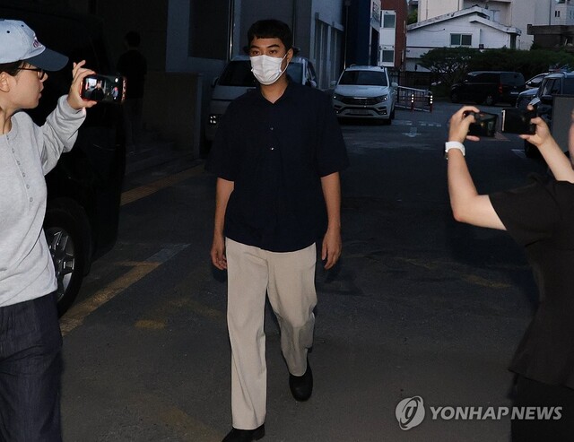 ◇아동 성매매 혐의를 받는 최영중 전 청주시의원이 청주 청원경찰서에서 피의자 신분으로 소환돼 조사를 받은 뒤 27일 새벽 청사를 빠져나가고 있다.2026.7.27.연합뉴스.