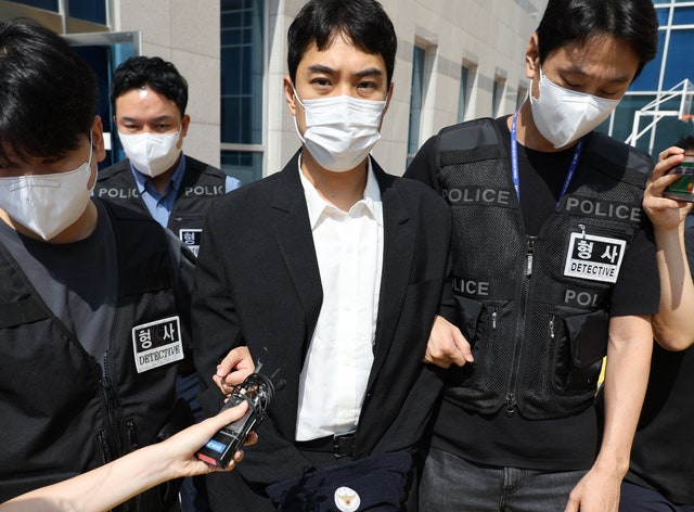 ‘중학생과 성관계·성착취물 제작 혐의’ 최영중 휴대전화서 다른 女 나체 사진 발견…경찰, 수사 확대