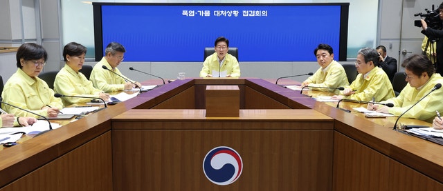 이재명 대통령 “경험하지 못했던 극심한 <b>폭염</b>에 걸맞은 대응책 강구…...