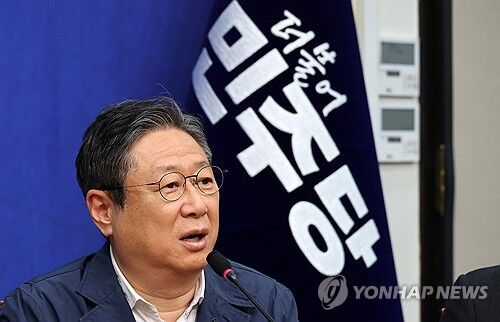 <b>황희</b> ‘청년 <b>버스 하우스</b>’ 제안 논란…野 “도로 위 난민 만드나”