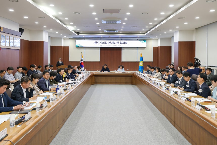 ◇원주시-원주시의원 전체 간담회가 21일 시의회 모임방에서 구자열 시장과 김정남 부시장 등 시 집행부, 문정환 시의장과 김지헌 부의장 등 시의원들이 참석한 가운데 열렸다.
