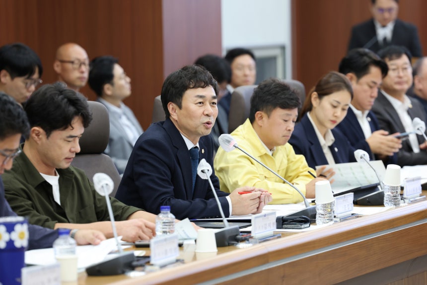 ◇21일 원주시의회에 열린 원주시-원주시의원 전체 간담회에서 문정환 시의장이 시 주요 정책에 대한 입장을 밝히고 있다.