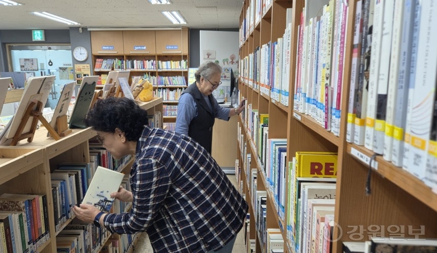 ◇임경옥(75)씨는 올해 3대1의 경쟁률을 뚫고 춘천의 한 아파트단지 내 작은도서관에서 일하고 있다.임씨는 반납된 책을 정리하고 신간이 들어오면 라벨링하는 업무를 하며 삶의 활력을 찾는다고 이야기했다.고은기자