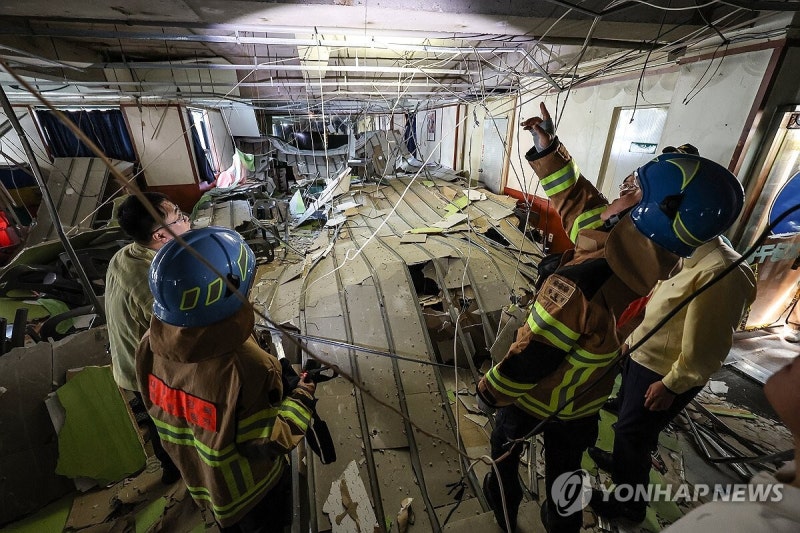 [속보]靑 “李대통령 골프장서 가족들과 있다가 ‘<b>대구</b> 상가 <b>천장 붕괴</b>...