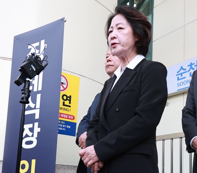 ◇추미애 경기도지사가 17일 경기도 부천 공장 화재로 순직한 고(故) 김진석 소방위의 순천향대 부천병원 빈소 앞에서 발언하고 있다. 2026.10.17 사진=연합뉴스