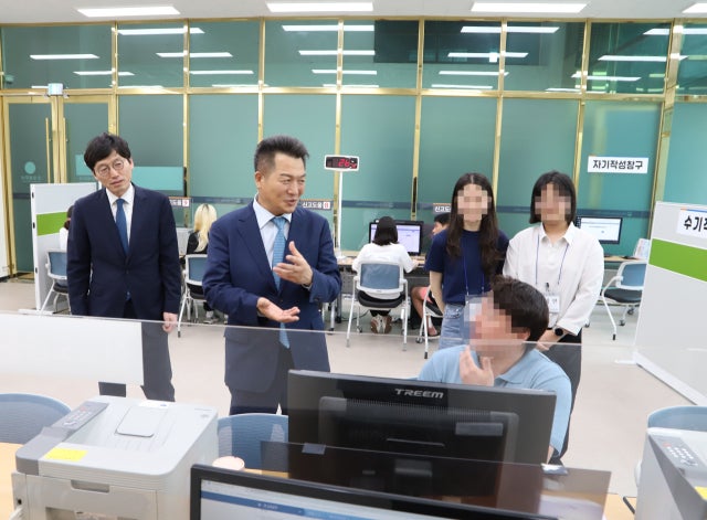 윤종건 대구국세청장, <b>부가가치세 신고</b> 창구 방문