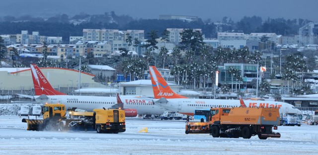 [현장사진] 폭설에 <b>제주공항</b> 무더기 결항…22일도 강한 눈보라
