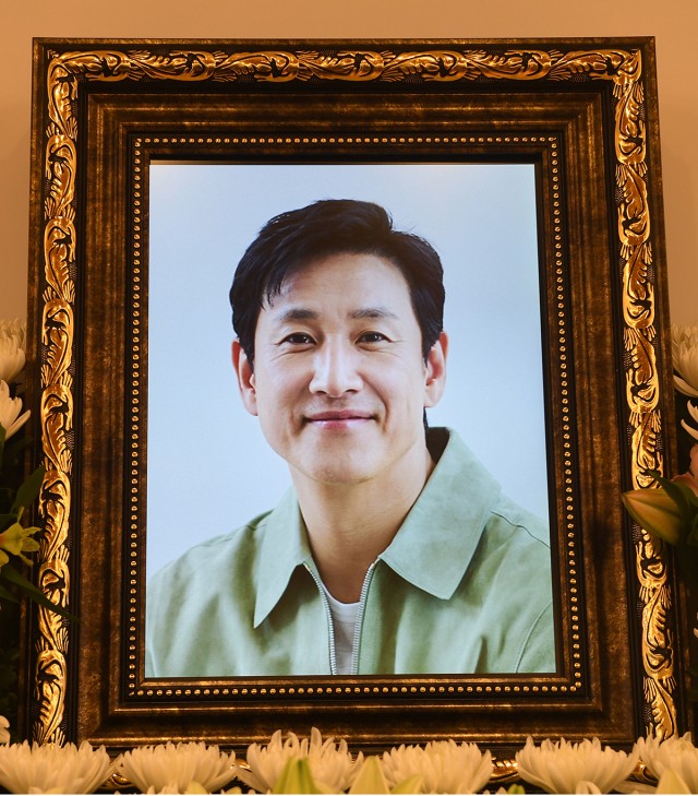 [현장사진] 이선균 빈소, 이성민·<b>조진웅</b>·정우성·이정재·전도연 등 조문
