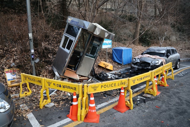러시아 <b>대사관저</b> 초소에 SUV 돌진…<b>경찰관</b> 중상 입어