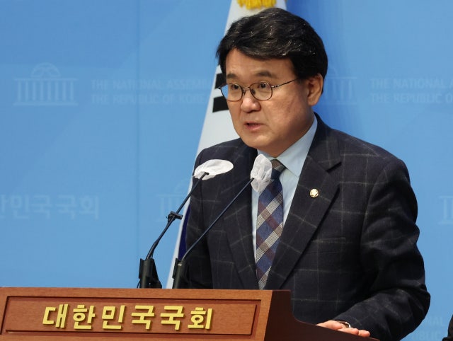 민주당 <b>황운하</b>, <b>불출마</b> 선언…"재선 도전 멈춘다"