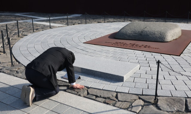 '<b>노무현</b>은 <b>불량품</b>' 봉하 찾은 <b>양문석</b> "유가족과 국민께 사죄"