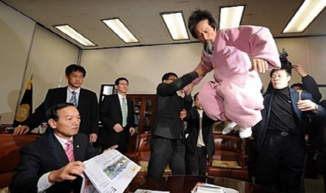 Former Democratic Labor Party lawmaker Kang Ki-gab performing an 'adoption' in the National Assembly. Yonhap News