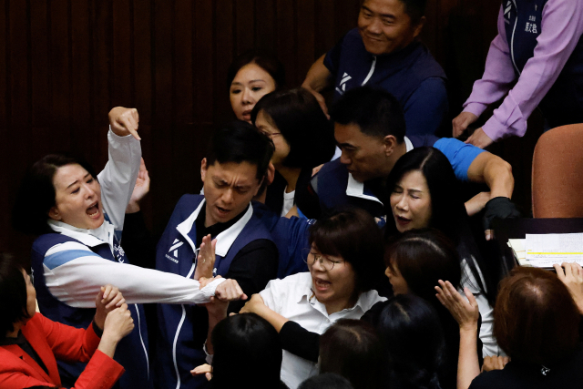 On the 17th, female lawmakers from both ruling and opposition parties in the Taiwan Taipei Legislative Yuan (National Assembly) are engaged in a fierce physical altercation as they compete over the passage of a reform bill that gives more power to lawmakers in the Legislative Yuan. Reuters, Yonhap News