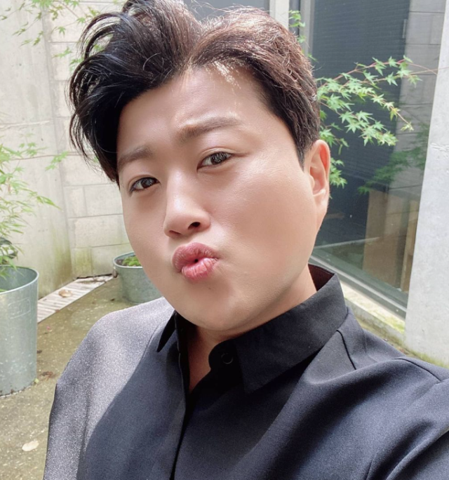 '<b>김호중</b> 감싸기' <b>논란</b> <b>팬카페</b>도 고개 숙였다 "변명 없이 사죄"