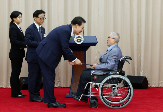 President Yoon Suk-yeol awarding the National Order of the Mugunghwa Medal to member Lee Sang-man in the field of basic nature at the 70th anniversary celebration of the opening of the Korean Academy of Science at the National Academy of Sciences in Seoul Seocho-gu on the 22nd. Yonhap News