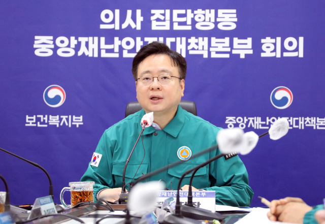 Health and Welfare Minister Cho Gyu-hong presiding over a meeting of the Central Disaster and Safety Countermeasure Headquarters for Doctors' Collective Action at the Ministry of Health and Welfare's video conference room at the government Sejong City building on the morning of the 20th. Yonhap News