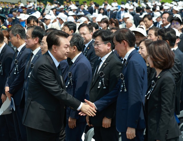 조국, <b>현충일</b> 추념식서 윤 대통령에 "민심 받드십시오" 쓴소리