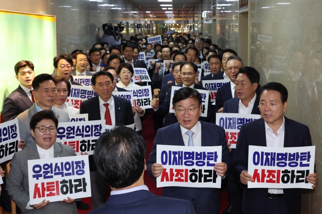 10일 오후 의원총회를 마친 국민의힘 의원들이 국회의장실 앞에서 '우원식 국회의장 사퇴' 등의 문구가 적힌 손팻말을 들고 민주당의 상임위원장
선출 절차 강행 시도를 규탄하고
있다.<BR> 연합뉴스
