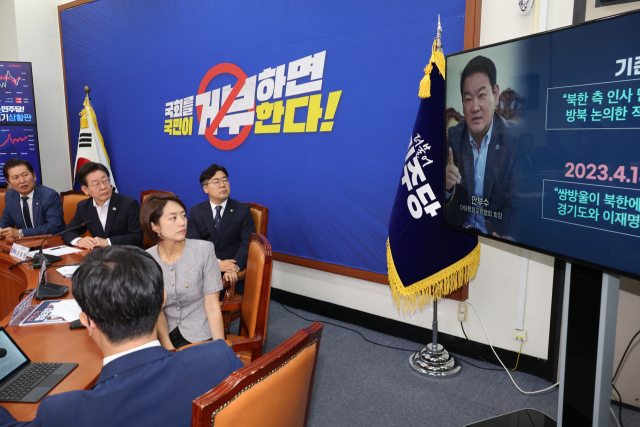더불어민주당 이재명 대표가 12일 오전 서울 여의도 국회에서 열린 최고위원회의에서 장경태 최고위원의 쌍방울 대북송금과 관련한 발언을 들으며 영상을 보고 있다.<BR> 연합뉴스