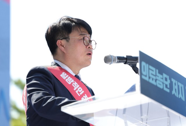 [속보] <b>의협</b> "27일부터 무기한 집단휴직…굴복 않을 것"