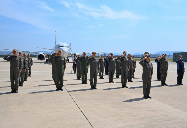 P-8A機組人員在19日由海軍航空公司司令部負責人Ha Sung-Wook主持的P-8A海事儀式上致敬。由海軍航空公司司令部提供。