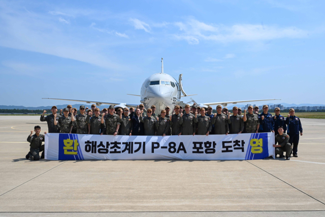 19日,P-8A機組人員正在拍照以紀念韓國的到來。由海軍航空公司司令部提供。