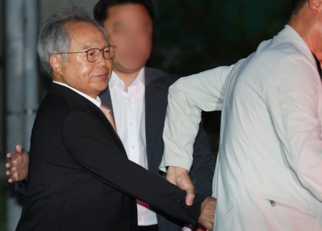 '강제추행' <b>오거돈</b> 전 <b>부산시장</b> 출소…지인 손 이끌려 떠나