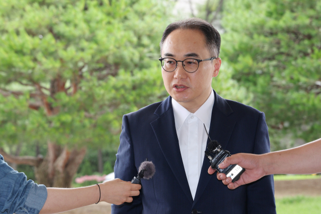 이원석 검찰총장이 5일 오전 서울 서초구 대검찰청으로 출근하며 취재진 질문에 답하고 있다.연합뉴스