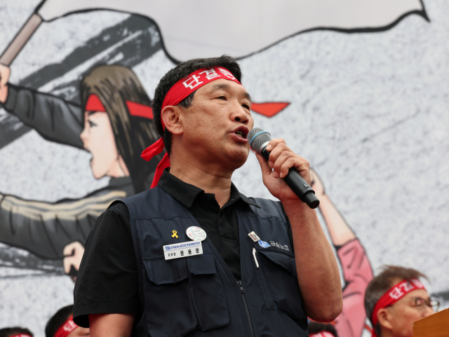 문용문 금속노조 현대차지부장이 지난달 27일 오후 울산 북구 현대자동차 울산공장 본관 앞에서 열린 중앙쟁의대책위원회 출범식에서 발언하고 있다.연합뉴스