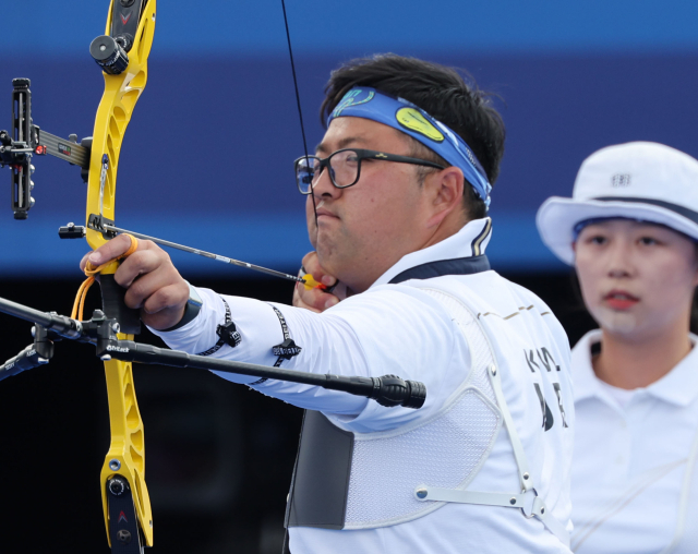 2일(현지시간) 프랑스 파리 레쟁발리드에서 열린 2024 파리올림픽 양궁 혼성 단체전 인도와의 준결승에서 한국 김우진이 과녁을 조준하고 있다. 오른쪽은 함께 출전한 임시현. 연합뉴스