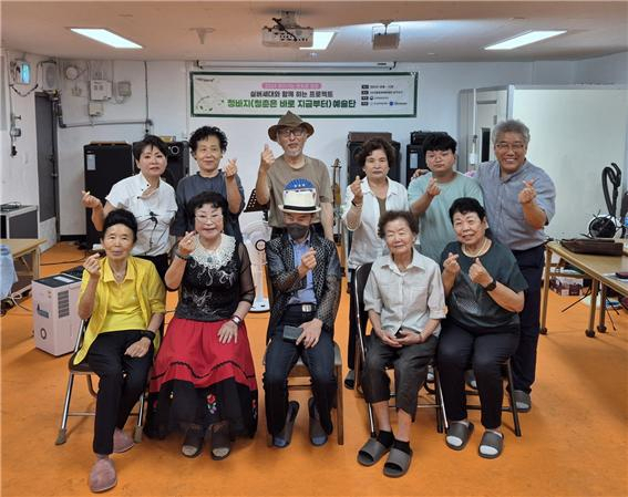 (사)다품문화예술협회는 2024년 어르신문화원연합회가 주관하는 어르신 문화누림 공모사업에 선정됐다. 사진은 실버세대와 함께 하는 프로젝트 '청바지(청춘은 바로 자금부터) 예술단' 회원들.
