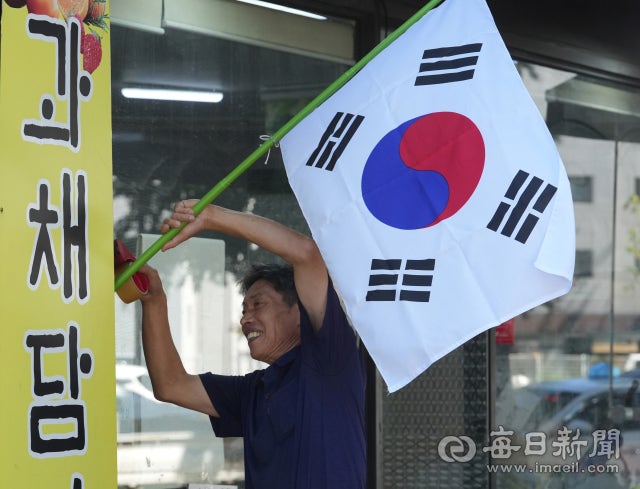 둘로 쪼개진 <b>광복절</b>…정부 vs 독립운동단체·野 <b>기념식</b> 따로