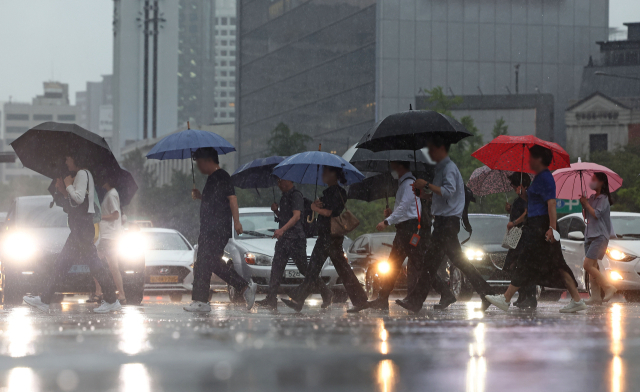 Citizens wearing umbrellas in Gwanghwamun Square, Seoul on the morning of the 21st when rain fell in the metropolitan area due to the influence of Typhoon No. 9 'Jongdari'. Yonhap News
