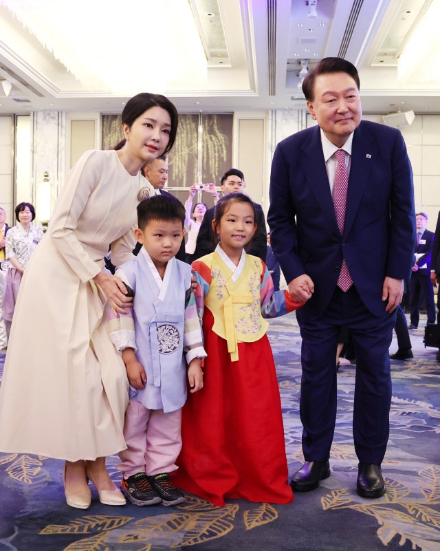 尹 부부, <b>싱가포르</b> 동포와 오찬 "큰 힘 되도록 뒷받침할 것"