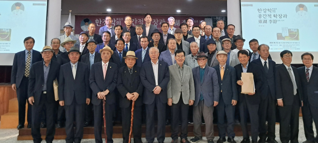 한강학연구원(이사장 정재담)은 12일 대구향교에서 '한강(寒岡)학의 공간적 확장과 동호동호(東湖) 이서(李舒)'를 주제로 학술대회를 개최했다.