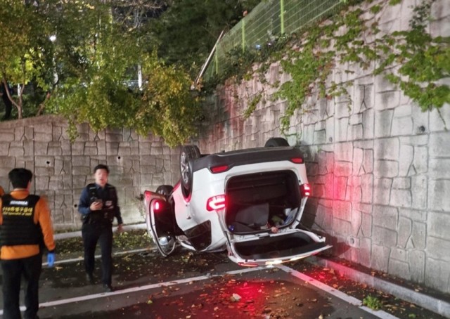 자진출석?…만취 SUV, <b>경찰청</b> <b>주차장</b>으로 추락