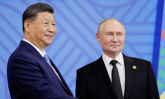 Russian President Vladimir Putin and Chinese President Xi Jinping pose for a photo during the official welcoming ceremony for delegates at the BRICS summit in Kazan on the 23rd (local time). Yonhap News