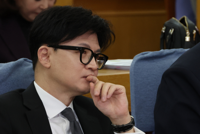 국민의힘 한동훈 대표가 지난 19일 오전 서울 여의도 국회 의원회관에서 열린 'Dr.인요한의 한국형 구급차 2.0 국회 전시회'에서 참석자들의 발언을 듣고 있다.<BR> 연합뉴스
