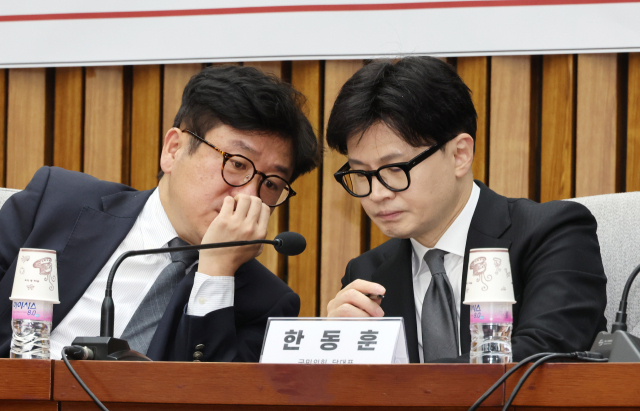 국민의힘 한동훈 대표(오른쪽)가 19일 오후 국회에서 여의도연구원 주최로 열린 '트럼프 2기 행정부 출범과 한미동맹 및 통상외교 강화 방안 현안 정책토론회'에서 유의동 원장과 대화하고 있다.<BR> 연합뉴스
