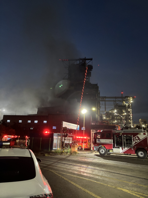 Firefighters are extinguishing a fire at the FINEX plant 3 of POSCO's Pohang Steelworks in Songjeong-dong, Nam-gu, Pohang-si, which broke out on the morning of the 10th. Provided by a reader.
