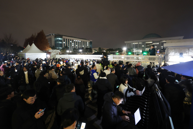 윤석열 대통령이 비상계엄을 선포한 가운데 4일 서울 여의도 국회 정문을 경찰이 통제하고 있다. 연합뉴스