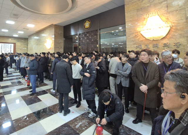 조다운 기자 = 윤석열 대통령이 3일 저녁 비상계엄을 선포한 가운데 4일 새벽 서울 국회의사당에서 국회 보좌관들이 본회의장 입구를 막고 있다. 연합뉴스