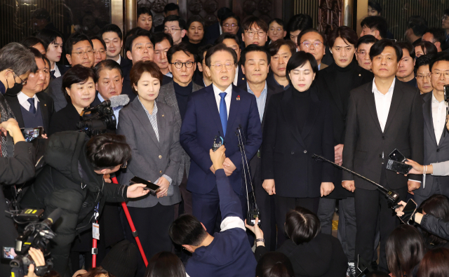 윤석열 대통령이 3일 밤 긴급성명을 통해 비상계엄을 선포한 가운데 4일 새벽 서울 영등포구 여의도 국회에서 비상계엄 해제요구 결의안 통과 후 더불어민주당 이재명 대표가 입장을 밝히고 있다. 연합뉴스
