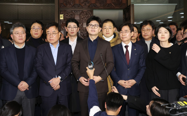윤석열 대통령이 3일 밤 긴급성명을 통해 비상계엄을 선포한 가운데 4일 새벽 서울 영등포구 여의도 국회에서 국민의힘 한동훈 대표가 입장을 밝히고 있다. 연합뉴스