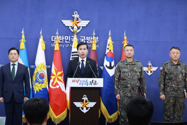 <b>국방부</b> "'<b>2차 계엄</b>' 주장 사실 아냐…요구있어도 수용 안해"